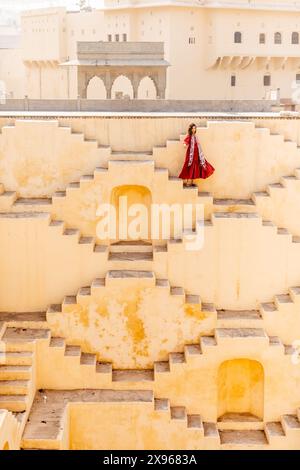 Frau in rotem Gewand in Panna Meena ka Kund, Jaipur, Rajasthan, Indien, Asien Stockfoto