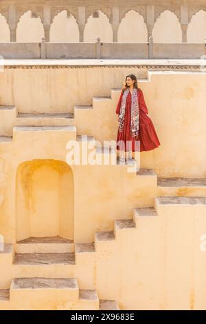 Frau in rotem Gewand in Panna Meena ka Kund, Jaipur, Rajasthan, Indien, Asien Stockfoto