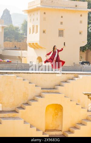 Frau in rotem Gewand in Panna Meena ka Kund, Jaipur, Rajasthan, Indien, Asien Stockfoto