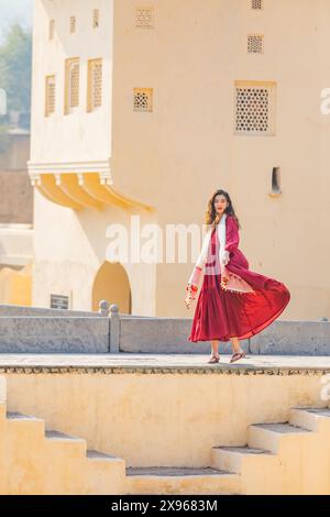 Frau in rotem Gewand in Panna Meena ka Kund, Jaipur, Rajasthan, Indien, Asien Stockfoto