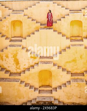 Frau in rotem Gewand in Panna Meena ka Kund, Jaipur, Rajasthan, Indien, Asien Stockfoto