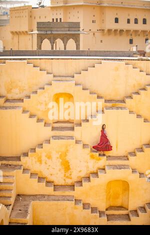 Frau in rotem Gewand in Panna Meena ka Kund, Jaipur, Rajasthan, Indien, Asien Stockfoto