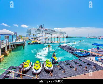 Jetskis im Royal Naval Dockyard, Sandys, Bermuda, Nordatlantik, Nordamerika Stockfoto