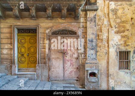 Alte Türen im Zentrum von Valletta, Malta, Mittelmeer, Europa Stockfoto