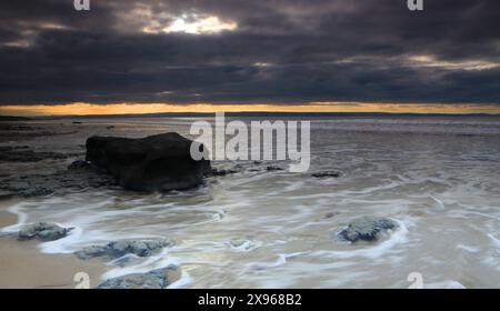 Der Bristol Channel von Traeth Bach, nahe Southerndown, Glamorgan Heritage Coast, South Wales, Vereinigtes Königreich, Europa Stockfoto