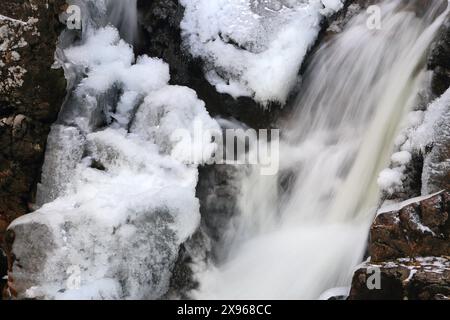 Wasserfall im Winter Detail, River Coupall, Rannoch Moor, Schottland, Vereinigtes Königreich, Europa Stockfoto