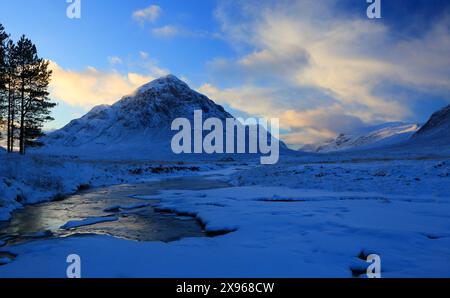 Buachille Etive Moor und River Etive, Rannoch Moor, Highlands, Schottland, Vereinigtes Königreich, Europa Stockfoto