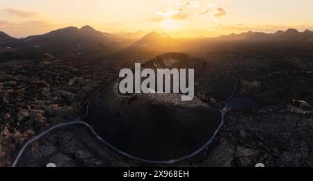 Luft- und Panoramablick auf Volcan El Cuervo bei Sonnenuntergang, Tinajo, Las Palmas, Lanzarote, Kanarische Inseln, Spanien, Atlantik, Europa Stockfoto