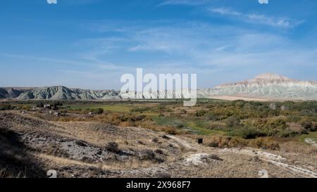 Blick auf Nallıhan farbenfrohe Berge von Davutoglan, einem Viertel im Bezirk Nallıhan, Provinz Ankara, Anatolien, Türkei, Eurasien Stockfoto