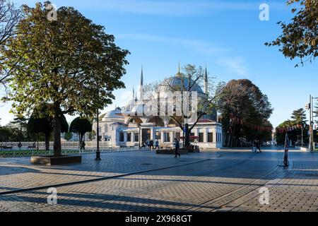 Blick auf das Grab von Ahmed I. (I. Ahmed Turbesi) auf der Seite des Sultanahmet-Parks, der zwischen der Blauen Moschee und der Hagia Sophia in Istanbul verläuft Stockfoto