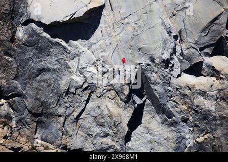 Ameisenähnliche Kletterer auf El Capitan, einer 3.000 Meter hohen vertikalen Felsformation im Yosemite-Nationalpark, Kalifornien, USA Stockfoto