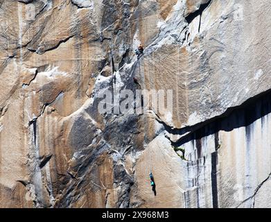 Ameisenähnliche Kletterer auf El Capitan, einer 3.000 Meter hohen vertikalen Felsformation im Yosemite-Nationalpark, Kalifornien, USA Stockfoto