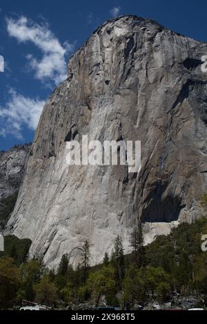 El Capitan, eine 3.000 Meter hohe vertikale Felsformation im Yosemite-Nationalpark, Kalifornien, USA Stockfoto