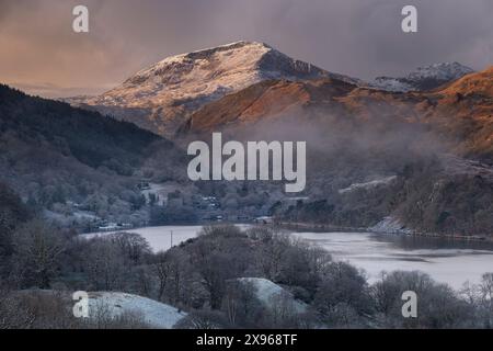 Moel Hebog über Llyn Gwynant im Winter, Nant Gwynant, Snowdonia National Park (Eryri), Nordwales, Großbritannien, Europa Stockfoto