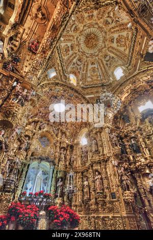 Statue der Jungfrau von Ocotlan, polychrome Figuren, Apsis, Inneres, Basilika unserer Lieben Frau von Ocotlan, Tlaxcala City, Tlaxcal State, Mexiko Stockfoto