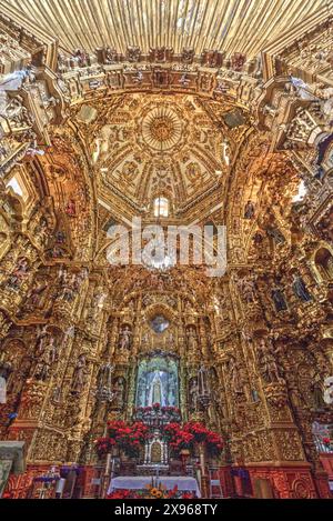 Statue der Jungfrau von Ocotlan, polychrome Figuren, Apsis, Inneres, Basilika unserer Lieben Frau von Ocotlan, Tlaxcala City, Tlaxcal State, Mexiko Stockfoto