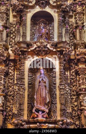 Polychrome Figuren, Apsis, Innenraum, Basilika unserer Lieben Frau von Ocotlan, Tlaxcala City, Tlaxcal State, Mexiko, Nordamerika Stockfoto