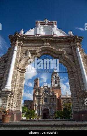 Eingangstor, Kirche San Francisco Acatepec, gegründet Mitte des 16. Jahrhunderts, San Francisco Acatepec, Puebla, Mexiko, Nordamerika Stockfoto