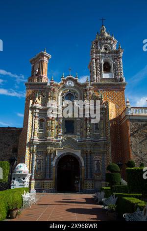 Fassade mit polychromem Barockdekor mit Talavera Azulejos, Kirche San Francisco Acatepec, gegründet Mitte des 16. Jahrhunderts, San Francisco Acatepec Stockfoto