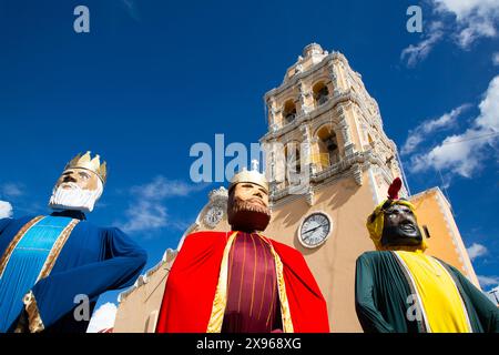 Statuen der Weisen im Vordergrund, Kirche Santa Maria de la Natividad, 1644, Atlixco, Pueblos Magicos, Puebla State, Mexiko, Nordamerika Stockfoto