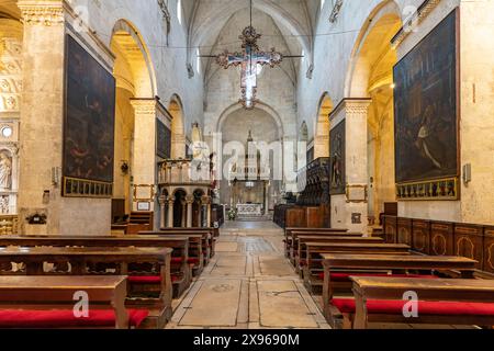 Innenraum der Kathedrale des heiligen Laurentius in Trogir, Kroatien, Europa | die Kirche St. Laurentius im Inneren, Trogir, Kroatien, Europa Stockfoto