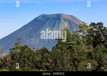 Der Gipfel des Mount Lokon, ein Stratovulkan mit Tompaluan aktiven Kratern an seiner Flanke, in der Nähe von Tomohon City, Gunung Lokon, Tomohon, Nord-Sulawesi Stockfoto