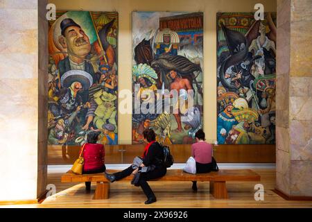 Touristen sehen Fresken von Diego Rivera, Palacio de Bellas Artes (Palast der Schönen Künste), UNESCO-Weltkulturerbe, Mexiko-Stadt, Mexiko Stockfoto
