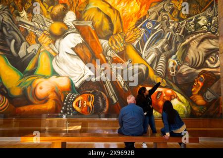 Reiseleiter mit Touristen, die Fresken von Jose Clemente Orozco, Palacio de Bellas Artes (Palast der Schönen Künste), Mexiko-Stadt, Mexiko, Nordamerika sehen Stockfoto