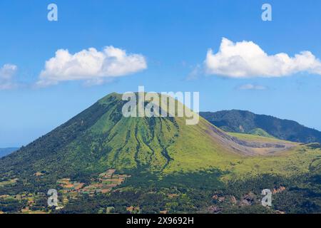 Mount Lokon Vulkan mit Tompaluan aktivem Krater auf dem Sattel zwischen dem benachbarten Mount Empung, in der Nähe von Tomohon City, Gunung Lokon, Tomohon Stockfoto