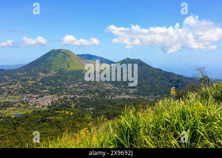 Auf der linken Seite befindet sich der Berg Lokon und auf dem Sattel Empung mit dem aktiven Krater Tompaluan, zwischen zwei Vulkanen in der Nähe von Tomohon, Gunung Lokon, Tomohon Stockfoto