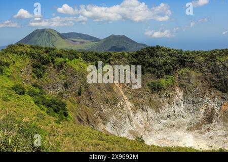 Mount Mahawu, ein Stratovulkan und aktiver 180 m breiter Krater, mit Lokon auf der linken Seite, und Empung Vulkane dahinter, Gunung Mahawu, Tomohon, Nord-Sulawesi Stockfoto