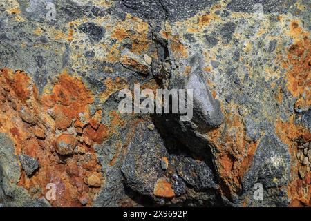 Schwefelablagerungen in einem Stück Lavagestein an den Hängen des Mount Lokon Vulkans in der Nähe von Tomohon City, Gunung Lokon, Tomohon, Nord-Sulawesi, Indonesien Stockfoto