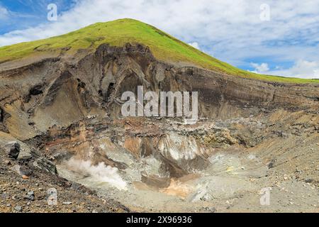 Dampfende Fumarolen, Schwefel- und Vulkanschichten im aktiven Krater Tompaluan am Mount Lokon Vulkan in der Nähe von Tomohon City, Gunung Lokon, Tomohon Stockfoto