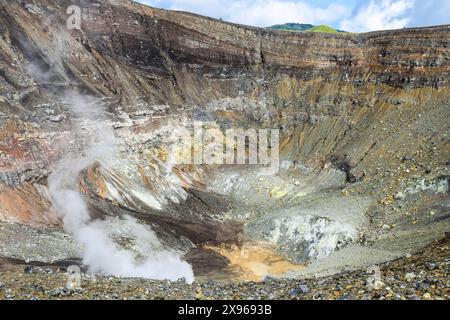 Dampfende Fumarolen, Schwefel- und Vulkanschichten im aktiven Krater Tompaluan am Mount Lokon Vulkan in der Nähe von Tomohon City, Gunung Lokon, Tomohon Stockfoto