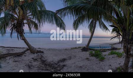 Blick auf das rustikale Kanu-Boot am Strand bei Sonnenuntergang in der Nähe von Puerto Morelos, Quintana Roo, Karibikküste, Yucatan Halbinsel, Riviera Maya, Mexiko Stockfoto