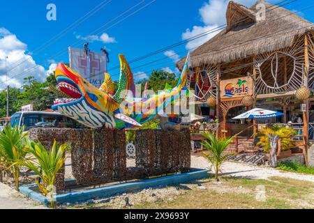 Blick auf das farbenfrohe Tulum-Schild, Tulum, Quintana Roo, Karibikküste, Yucatan-Halbinsel, Riviera Maya, Mexiko, Nordamerika Stockfoto