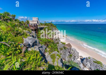 Blick auf die Ruinen des Maya-Tempels mit Blick auf das Meer, Tulum, Quintana Roo, Karibikküste, Yucatan-Halbinsel, Riviera Maya, Mexiko, Nordamerika Stockfoto