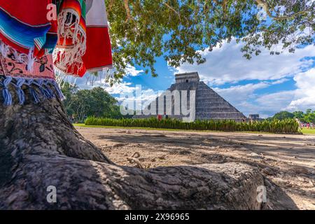 Blick auf El Castillo (die Pyramide von Kukulkan), Maya-Ruine, Chichen Itza, UNESCO-Weltkulturerbe, Yucatan State, Yucatan Peninsula, Mexiko Stockfoto
