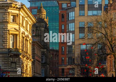 Blick auf viktorianische Architektur und zeitgenössische Architektur, Manchester, Lancashire, England, Großbritannien, Europa Stockfoto