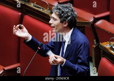 Roma, Italien. Mai 2024. IL segretario di Europa Riccardo Magi mostra una busta di marijuana nell'aula della Camera dei deputati per protestare contro la norma contenuta nel ddl Sicurezza che vieta l'utilizzo della Cannabis light. Roma, Mercoled&#xec;, 29 Maggio 2024 (Foto Roberto Monaldo/LaPresse) Sekretär der Europa-Partei Riccardo Magi zeigt in der Abgeordnetenkammer eine Tüte Marihuana, um gegen die im Sicherheitsgesetz enthaltene Regel zu protestieren, die die Verwendung von leichtem Cannabis verbietet. Rom, Mittwoch, 29. Mai 2024 (Foto: Roberto Monaldo/LaPresse) Credit: LaPresse/Alamy Live News Stockfoto