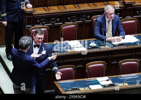 IL segretario di Europa Riccardo Magi durante il question time alla Camera dei deputati tenta di consegnare una busta di marijuana al ministro delle Imprese Adolfo Urso per protestare contro la norma contenuta nel ddl Sicurezza che vieta l'utilizzo della Cannabis light. Roma, Mercoled&#xec;, 29 Maggio 2024 (Foto Roberto Monaldo/LaPresse) Sekretär der Europa-Partei Riccardo Magi während der Fragestunde in der Abgeordnetenkammer versuchen, dem Industrieminister Adolfo Urso eine Tüte Marihuana zu liefern, um gegen die im Sicherheitsgesetz enthaltene Regel zu protestieren, die den Gebrauch von Licht verbietet Stockfoto