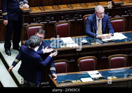 IL segretario di Europa Riccardo Magi durante il question time alla Camera dei deputati tenta di consegnare una busta di marijuana al ministro delle Imprese Adolfo Urso per protestare contro la norma contenuta nel ddl Sicurezza che vieta l'utilizzo della Cannabis light. Roma, Mercoled&#xec;, 29 Maggio 2024 (Foto Roberto Monaldo/LaPresse) Sekretär der Europa-Partei Riccardo Magi während der Fragestunde in der Abgeordnetenkammer versuchen, dem Industrieminister Adolfo Urso eine Tüte Marihuana zu liefern, um gegen die im Sicherheitsgesetz enthaltene Regel zu protestieren, die den Gebrauch von Licht verbietet Stockfoto