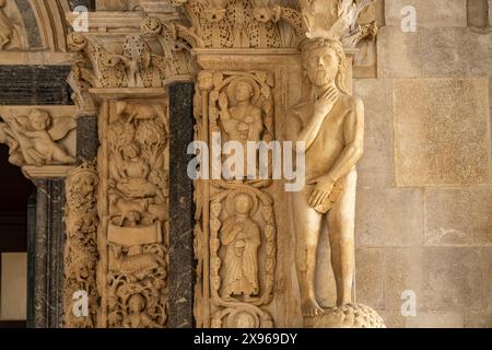 Adam an Radovans Portal der Kathedrale des heiligen Laurentius in Trogir, Kroatien, Europa | Adam am Portal von Radovan, Kirche St. Lorenz, T Stockfoto