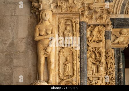 Eva an Radovans Portal der Kathedrale des heiligen Laurentius in Trogir, Kroatien, Europa | Eva am Portal von Radovan, Kirche St. Lorenz, Tro Stockfoto