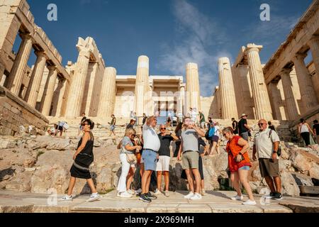 Touristen außerhalb des Parthenon, Akropolis, UNESCO-Weltkulturerbe, Athen, Griechenland, Europa Stockfoto