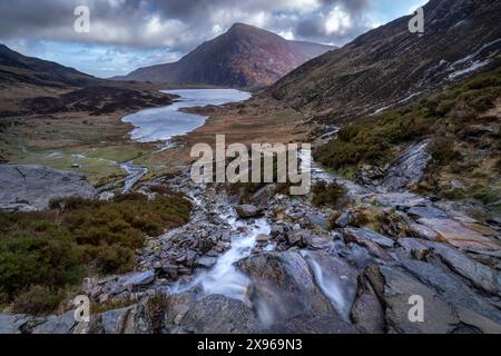 Llyn Idwal und Pen yr Ole Wen, Cwm Idwal, Snowdonia National Park (Eryri), Nordwales, Vereinigtes Königreich, Europa Stockfoto