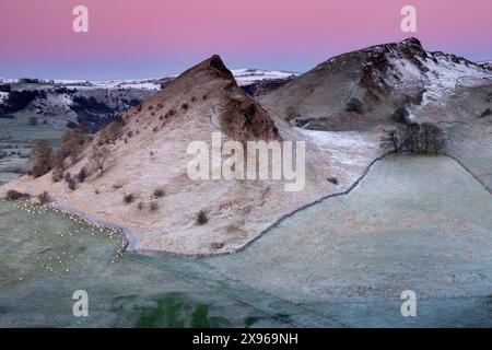 Sonnenaufgang über Parkhouse Hill und Chrome Hill im Winter, Peak District National Park, Derbyshire, England, Großbritannien, Europa Stockfoto