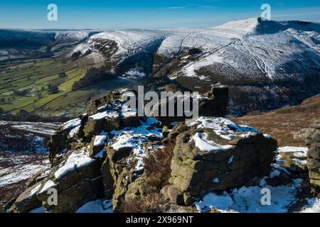 Grindslow Knoll und das Edale Valley aus der Felsformation Ringing Roger im Winter, Kinder Scout, Peak District National Park, Derbyshire, England, Unit Stockfoto