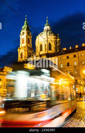 Straßenbahnen unter der barocken Nikolaikirche, Malostranske-Platz, Kleinstadt (Mala Strana), Prag, Tschechien, Europa Stockfoto