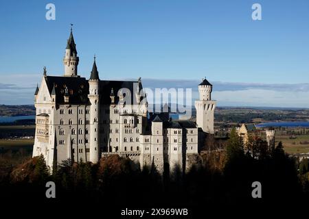 Schloss Neuschwanstein, ein historisches Schloss aus dem 19. Jahrhundert auf einem zerklüfteten Hügel am Fuße der Alpen, Schwaben, Südbayern, Deutschland, Europ Stockfoto